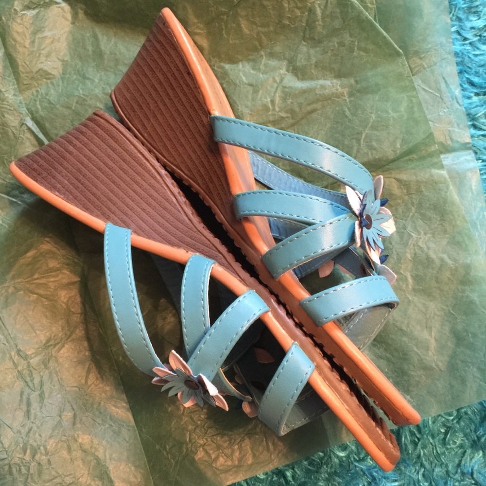 Floral sandals (NWOT) - Picture 4 of 8